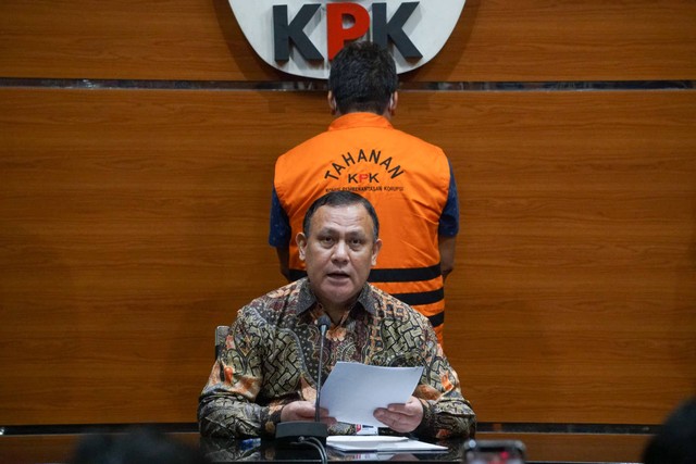 Anggota Divisi Hukum Mabes Polri AKBP Bambang Kayun Bagus PS mengenakan rompi tahanan usai diperiksa KPK sebagai tersangka kasus dugaan suap dan gratifikasi di Gedung Merah Putih KPK, Jakarta, Selasa (3/1/2023). Foto: Jamal Ramadhan/kumparan