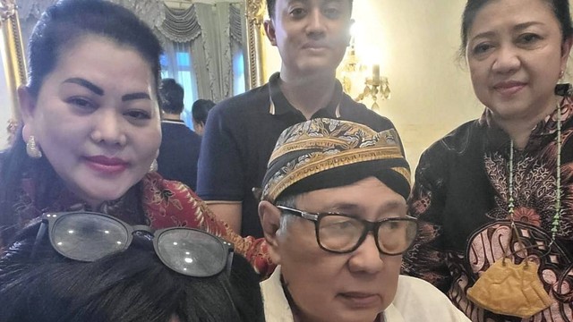 Raja Keraton Solo, Paku Buwono XIII (tengah berbelangkon) berfoto bersama Ketua LDA, Gusti Kanjeng Wandansari atau Gusti Moeng (kanan) dan GKR Pakubuwono (kiri). FOTO: Istimewa 