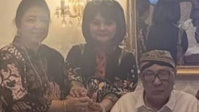 Raja Keraton Solo Paku Buwono XIII (kanan) berfoto bersama Ketua LDA sekaligus adik kandungnya Kanjeng Gusti Wandansati (kiri) dan KRAy Harniatie Sriana Munasari (tengah). FOTO: Istimewa 