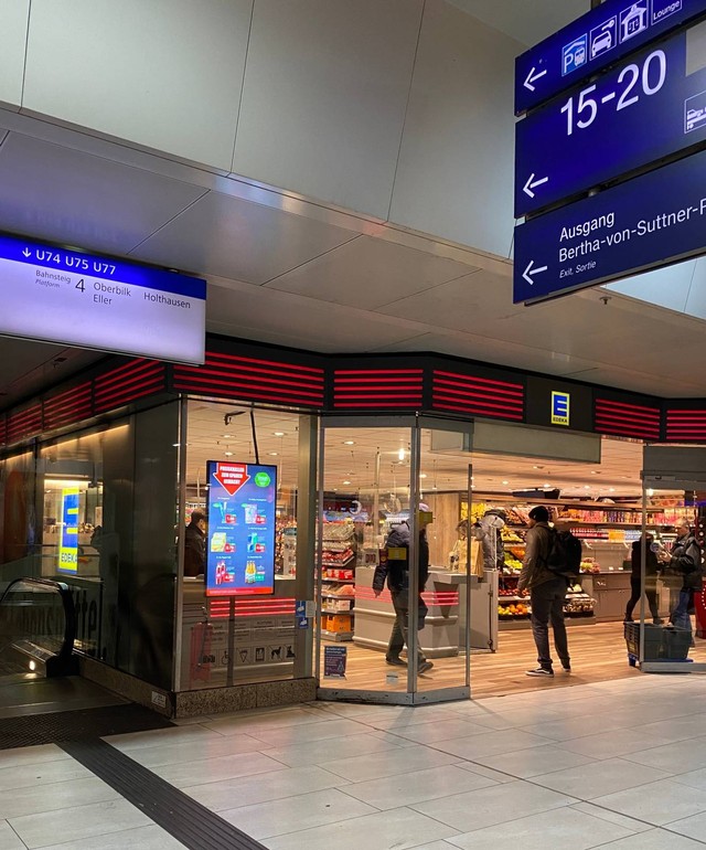 Supermarket Edeka yang ada di Stasiun Kereta Dusseldorf (Dokumen pribadi)