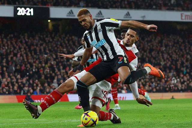 Pemain Arsenal William Saliba berebut bola dengan pemain Newcastle United Joelinton pada pertandingan lanjutan Liga Inggris di Stadion Emirates, London, Inggris. Foto: Paul Childs/REUTERS