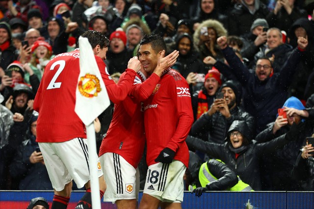 Selebrasi pemain Manchester United Casemiro usai mencetak gol ke gawang AFC Bournemouth pada pertandingan lanjutan Liga Inggris di Old Trafford, Manchester, Inggris. Foto: Carl Recine/REUTERS