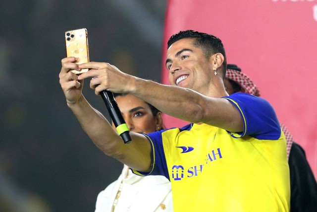 Cristiano Ronaldo swafoto saat diperkenalkan sebagai pemain terbaru Al Nassr di Mrsool Park, Riyadh, Arab Saudi. Foto: Ahmed Yosri/REUTERS