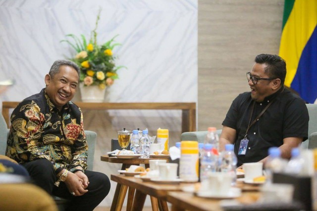 Walio KOta Bandung, Yana Mulyana saat menerima kunjungan Excecutive General Manager (EGM) Bandara Husein Sastranegara, Indra Crisna Seputra di Balai Kota Bandung Selasa 3 Januari 2023.