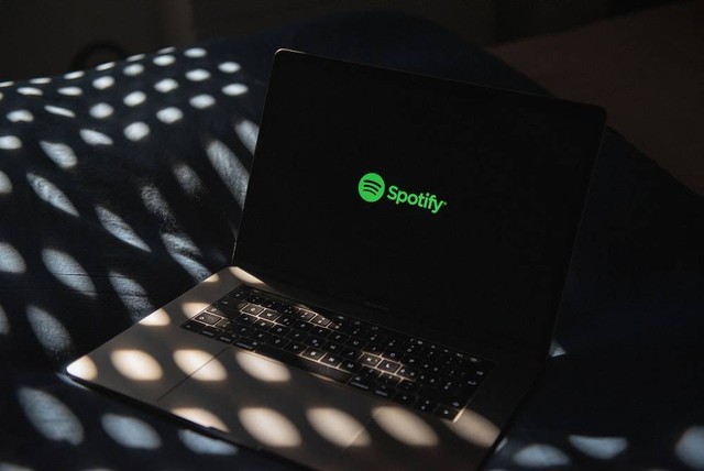 Ilustrasi cara download Spotify di laptop. Foto: Unsplash.com