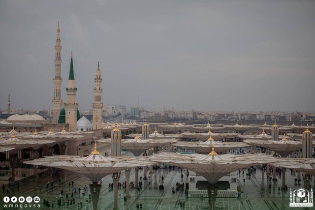 Suasana hujan di Masjid Nabawi, Madinah, Arab Saudi, pada Januari 2023. Foto: Dok. wmn.gov.sa