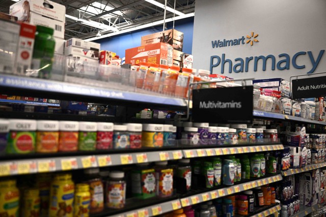 Sebuah tanda untuk Apotek Walmart terlihat di dalam Walmart di Washington, DC, Amerika Serikat. Foto: Brendan Smialowski/AFP