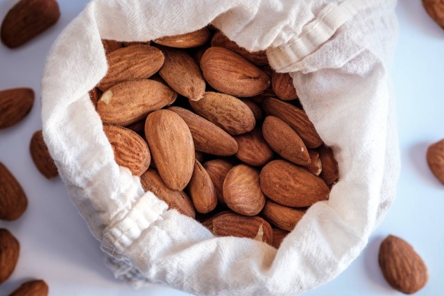 Ilustrasi kacang almond. Foto: Unsplash