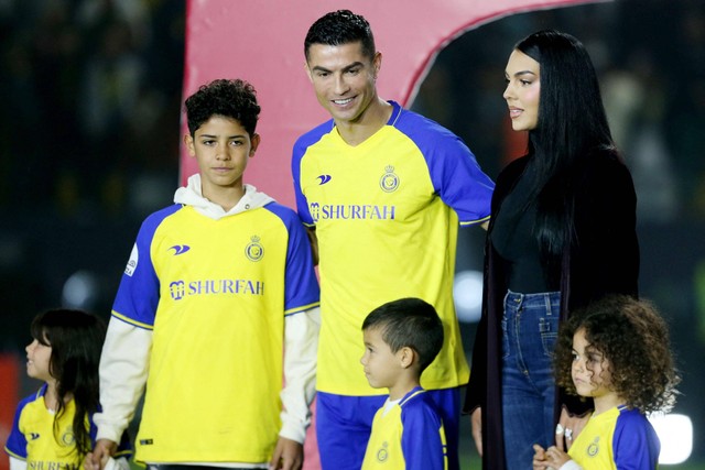 Pemain baru Al Nassr, Cristiano Ronaldo bersama pasangannya, Georgina Rodriguez dan anak-anaknya dipresentasikan di Mrsool Park, Riyadh, Arab Saudi, Selasa (3/1/2023). Foto: Ahmed Yosri/REUTERS