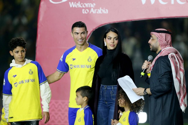 Pemain baru Al Nassr, Cristiano Ronaldo bersama pasangannya, Georgina Rodriguez dan anak-anaknya dipresentasikan di Mrsool Park, Riyadh, Arab Saudi, Selasa (3/1/2023). Foto: Ahmed Yosri/REUTERS