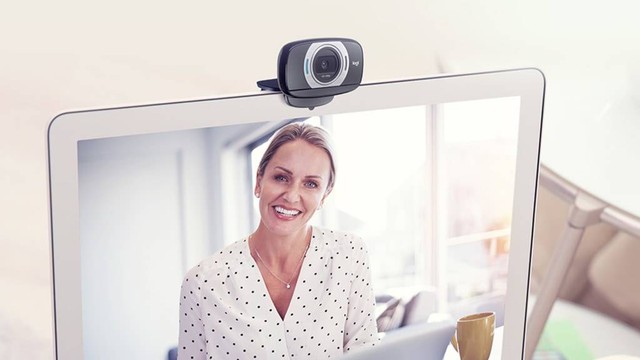 Ilustrasi cara menggunakan webcam eksternal di laptop. Foto: Logitech