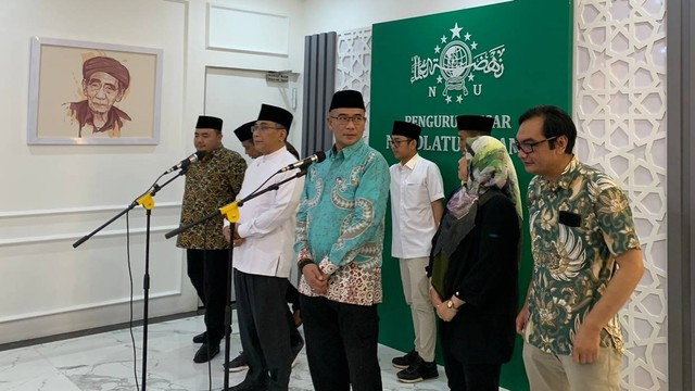 Ketua KPU Hasyim Asyari dan Ketum PBNU Yahya Cholil Staquf konferensi pers di gedung PBNU, Jakarta, Rabu (4/1). Foto: Luthfi Humam/kumparan