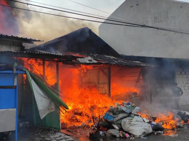 Gudang Rongsokan di Surabaya Terbakar gegara Ngecas HP, 15 Mobil PMK Diterjunkan (90370)