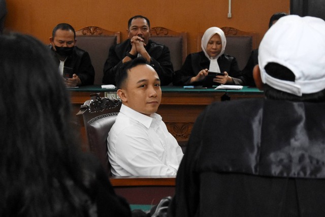 Terdakwa Ricky Rizal (tengah) bersiap mengikuti sidang lanjutan kasus pembunuhan berencana terhadap Brigadir Yosua di Pengadilan Negeri Jakarta Selatan, Jakarta, Rabu (4/1/2023). Foto: Indrianto Eko Suwarso/ANTARA FOTO