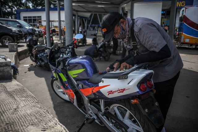 Petugas melakukan cek fisik kendaraan roda dua di Samsat Bandung Tengah, Jawa Barat, Rabu (4/1/2023). Foto: Raisan Al Farisi/Antara Foto