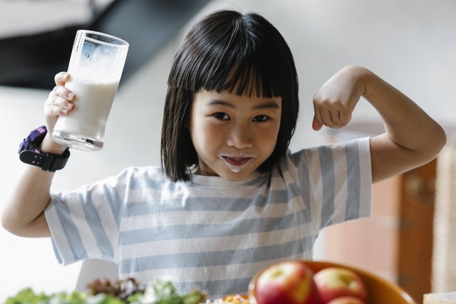 Susu tinggi kalori untuk anak dapat dimanfaatkan untuk menambah berat badan anak. Foto: Pexels.com