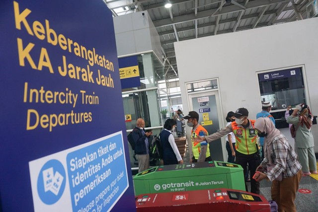 Sejumlah warga melintasi jembatan penghubung Halte TransJakarta dengan Stasiun Kereta Api Jatinegara, Jakarta pada Rabu (3/1/2023). Foto: Iqbal Firdaus/kumparan