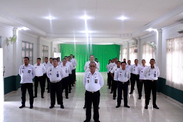 Pegawai Lapas Tanjung Raja mengikuti Apel awal tahun 2023. Foto : Humas Latanja