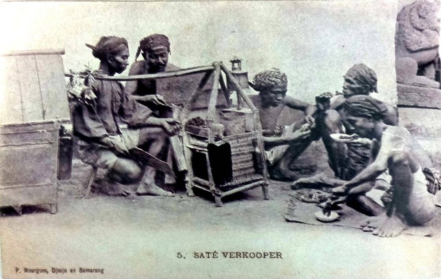 Penjual Sate (diterbitkan P. Morgues, Djocja en Semarang pada tahun 1906), Sumber: Olivier Johannes Raap, Pekerja di Djawa Tempo Doeloe, (Yogyakarta: Galang Pustaka, 2013).