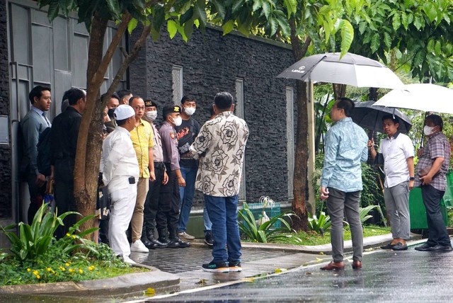 Hakim dan para kuasa hukum terdakwa kasus pembunuhan berencana Brigadir Yosua tiba di TKP di Jalan Saguling, Duren Tiga, Jakarta Selatan, Rabu (4/1/2023). Foto: Jamal Ramadhan/kumparan
