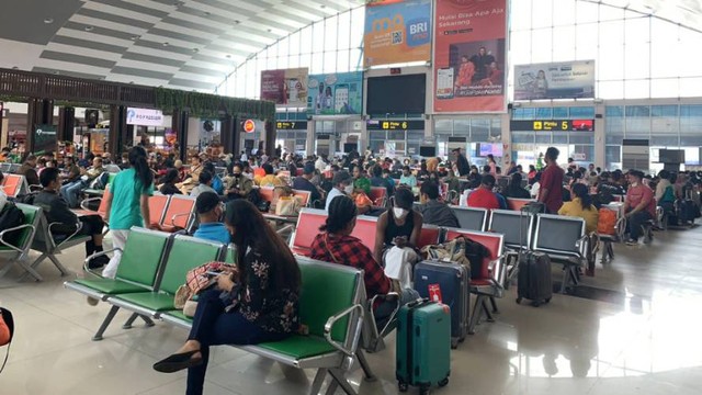Penumpang di Bandara Sentani Jayapura. Foto Humas Bandara Sentani