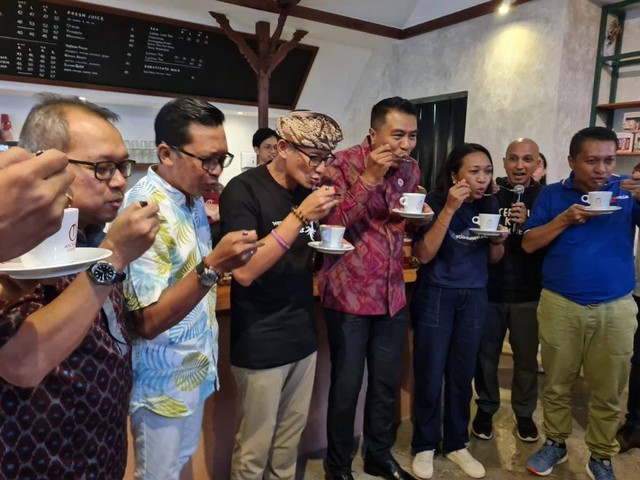 Menparekraf Sandiaga Uno menghadiri peluncuran #wisatakopi Anomali Coffee pada di Anomali Sanur, Minggu (1/1/2023). Foto: Dok. Anomali 