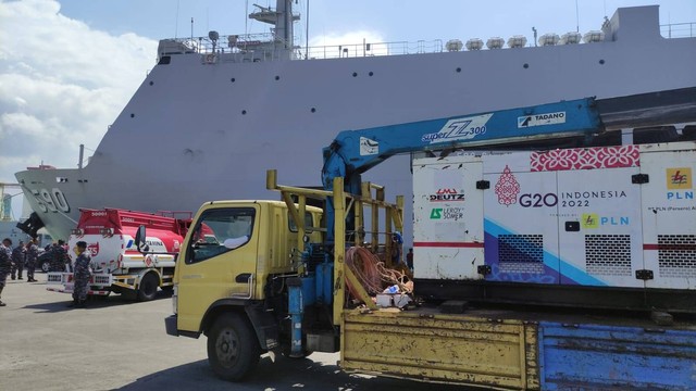 Mesin genset yang dibawa melalui Kapal KRI Makassar untuk Kepulauan Karimunjawa.  Foto: Dok. Istimewa