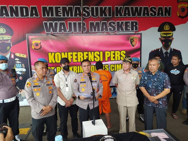 Pers rilis kasus penusukan pada Kolonel Purn Sugeng Waras di Mapolres Cimahi pada Rabu (4/1). Foto: Dok. Istimewa