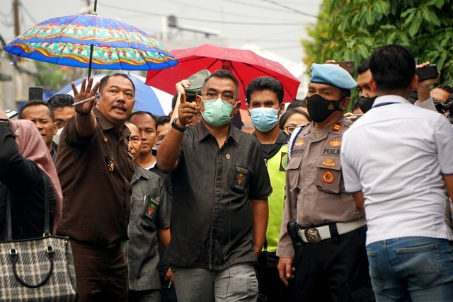 Hakim dan para kuasa hukum terdakwa kasus pembunuhan berencana Brigadir Yosua tiba di rumah dinas Ferdy Sambo di Duren Tiga, Jakarta Selatan, Rabu (4/1/2023). Foto: Jamal Ramadhan/kumparan