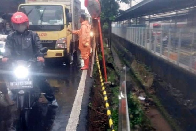 Tanggul di pinggiran kali dekat Stasiun Tebet longsor, Rabu (4/1/2023). Foto: Dok. Istimewa