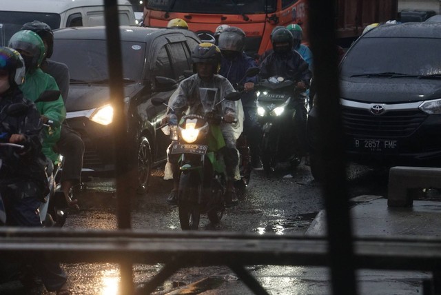 Pengendara kendaraan bermotor terjebak kemacetan saat hujan lebat di kawasan Matraman, Jakarta pada Rabu (4/1). Foto: Iqbal Firdaus/kumparan