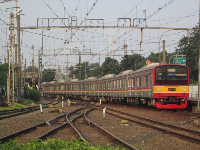 Ilustrasi Rute Stasiun Cakung ke Stasiun Bekasi, Foto: Unsplash/Fachry Hadid