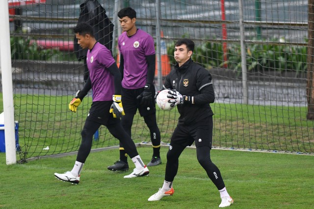 Kiper utama Timnas Indonesia Nadeo Argawinata (kanan) berlatih bersama dua rekannya Syahrul Fadil (kiri) dan Muhammad Riyandi (tengah) di Lapangan Sepak Bola A Gelora Bung Karno (GBK), Senayan, Jakarta, Rabu (4/1/2023). Foto: Javier Corbalan/Antara Foto