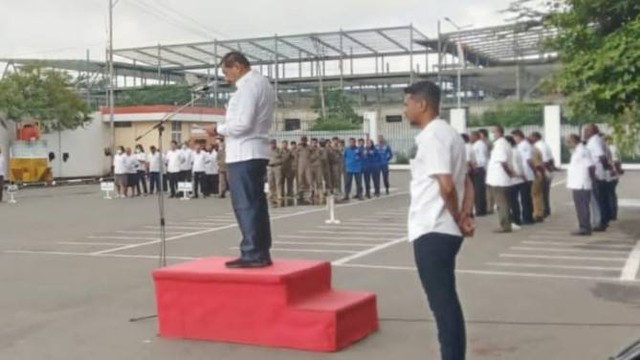 Bupati Jayawijaya, Jhon Richard Banua saat memimpin apel perdana usai libur nataru. Foto Stefanus Tarsi/BumiPapua