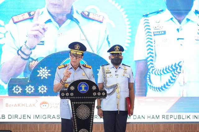 Menteri Hukum dan Hak Asasi Manusia, Yasonna Laoly, saat menyampaikan pesan  dan tugas kepada Direktur Jenderal Imigrasi definitif, Silmy Karim. (Foto: Humas Ditjen Imigrasi)