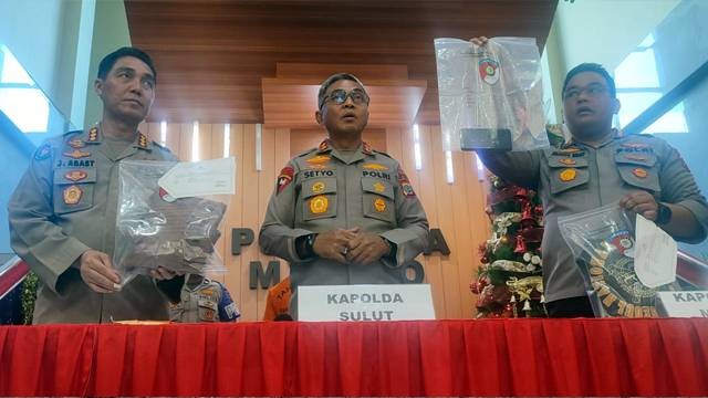 Kapolda Sulawesi Utara, Irjen Pol Setyo Budiyanto saat merilis pengungkapan kasus penjambretan yang viral pada November 2022 lalu di Kecamatan Paal 2, Kota Manado.