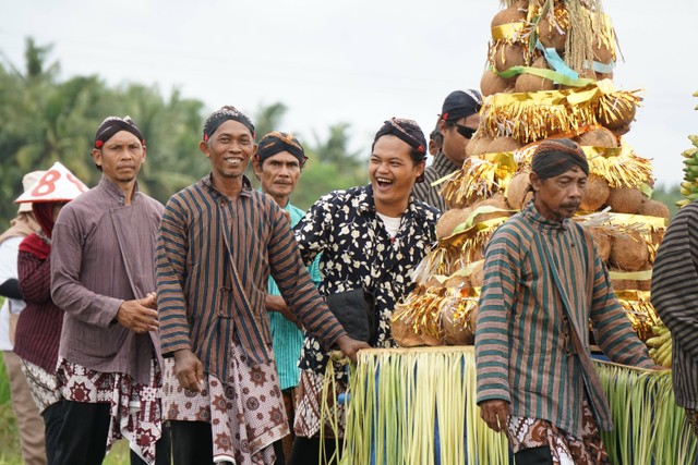 Arak-arakan hasil bumi oleh masyarakat. Sumber foto: pexels.com/ditta-alfianto
