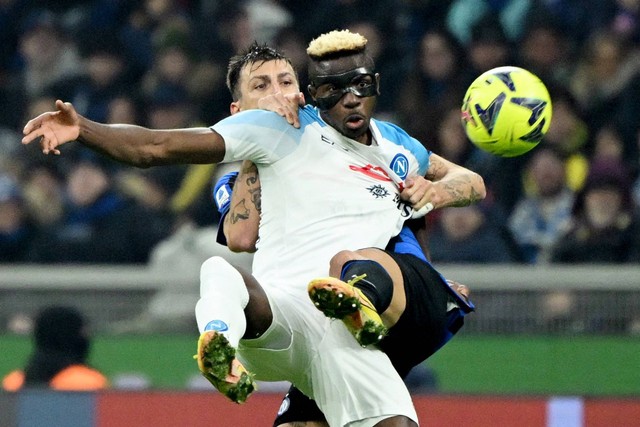 Pemain Inter Milan Francesco Acerbi berebut bola dengan pemain Napoli Victor Osimhen pada pertandingan lanjutan Liga Italia di Stadion San Siro, Milan, Italia.  Foto: Alberto Lingria/REUTERS