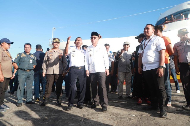 Wali Kota Ternate M. Tauhid Soleman saat meresmikan ruang tunggu Pelabuhan Mudaffar Sjah II. Foto: Istimewa