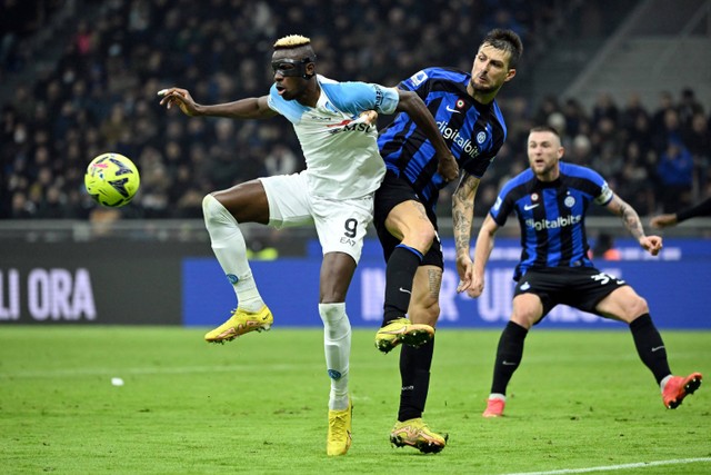 Pemain Inter Milan Francesco Acerbi berebut bola dengan pemain Napoli Victor Osimhen pada pertandingan lanjutan Liga Italia di Stadion San Siro, Milan, Italia.
 Foto: Alberto Lingria/REUTERS