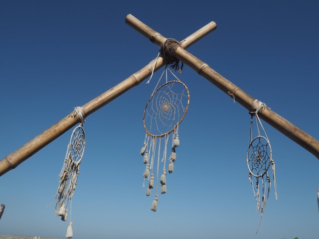 Simbol keyakinan suku asli Ojibwe sebagai Penangkap Mimpi. Photo by:Tatiana Potapkina on Unsplash