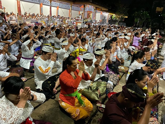Perayaan Hari Raya Galungan di Pura Giripati Mulawarman. Foto: Teri/Hi!Pontianak