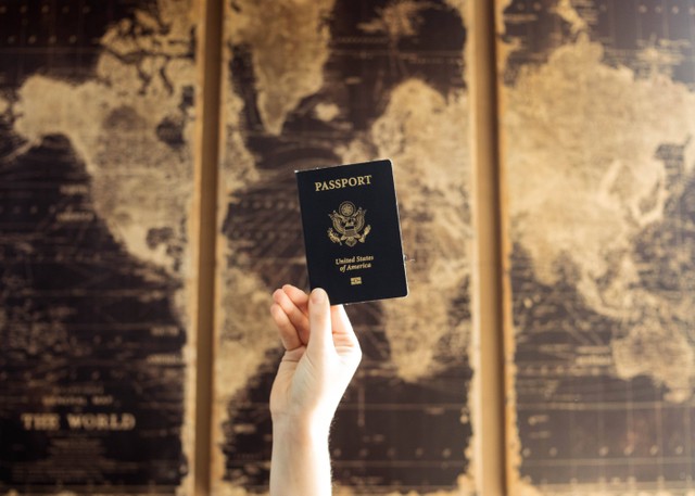 Macam-macam Paspor dan Visa, Foto Hanya Ilustrasi: Unsplash/Annika Gordon