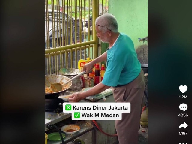 Viral pedagang mi asal Medan yang galak seperti layaknya pelayan di Karen's Diner. Foto: Tiktok/@kuliner_koko