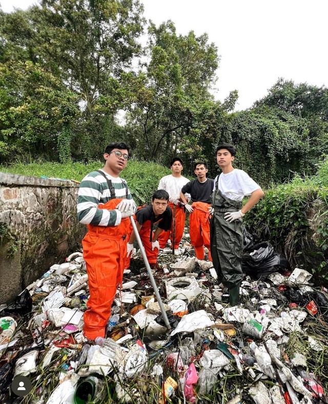 Aksi bersih sungai yang dilakukan Pandawara untuk menyadarkan masyarakat agar tidak membuang sampah sembarangan.  Sumber : Instagram Pandawara Group | Indria Novita