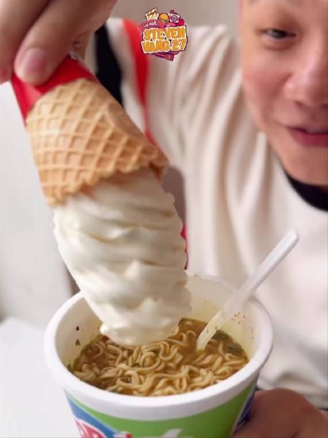 Cara baru memakan es krim mixue dengan mi kemasan. Foto: Instagram/@stevenwang27