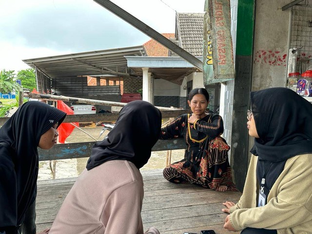 Mahasiswa Pengabdian Masyarakat Melakukan Wawancara Kepada Salah Satu Penjual Cabe Jamu (26/12/2022). Sumber: Galeri Foto Penulis