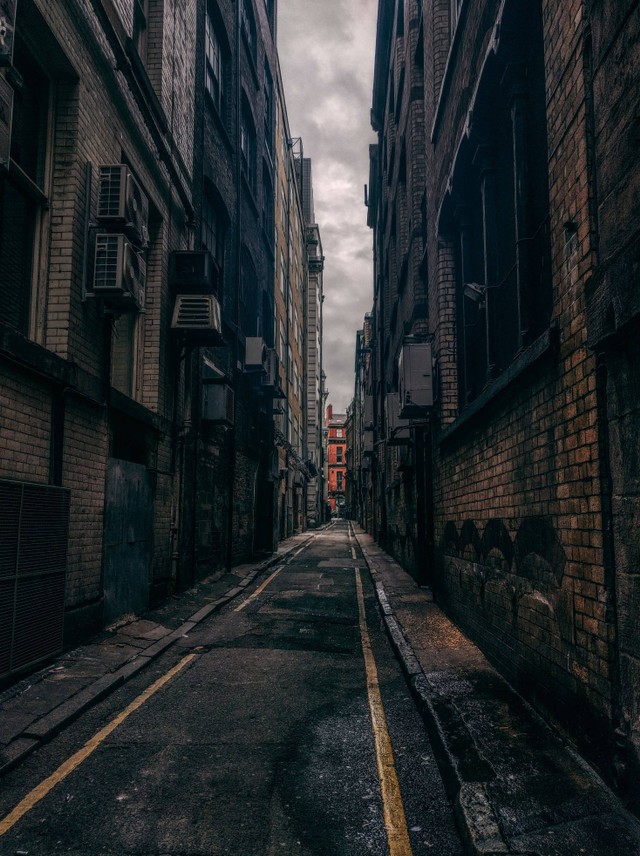 Ilustrasi sisi lain sebuah kota. Sumber : unsplash.com