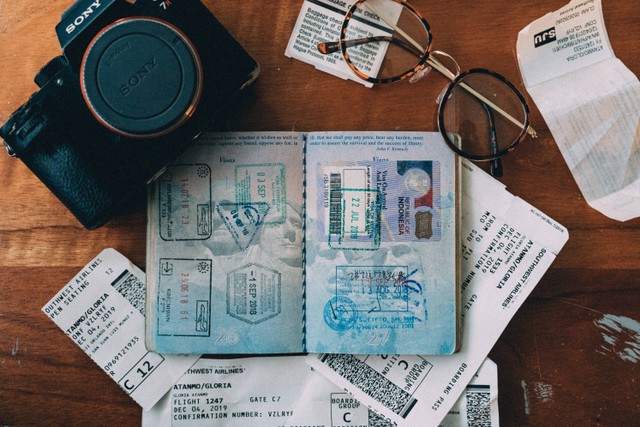 Fungsi Paspor dan Visa, Foto: Unsplash/ConvertKit.