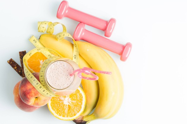 Ilustrasi makan pisang setelah olahraga. Foto: Aleksandr Lupin/Shutterstock